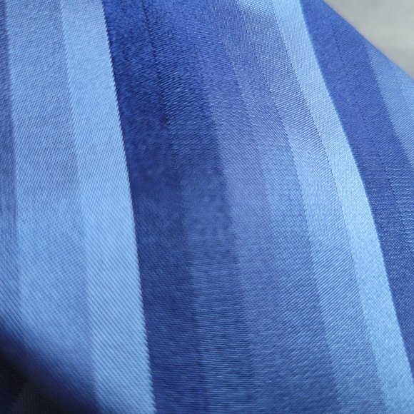 Kenneth Cole Reaction 100% silk Tie - Picture 2 of 3